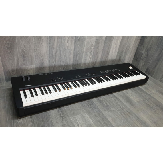 Yamaha CP33 digitális zongora
