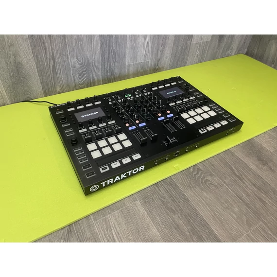 Traktor Kontrol S8 DJ keverőpult